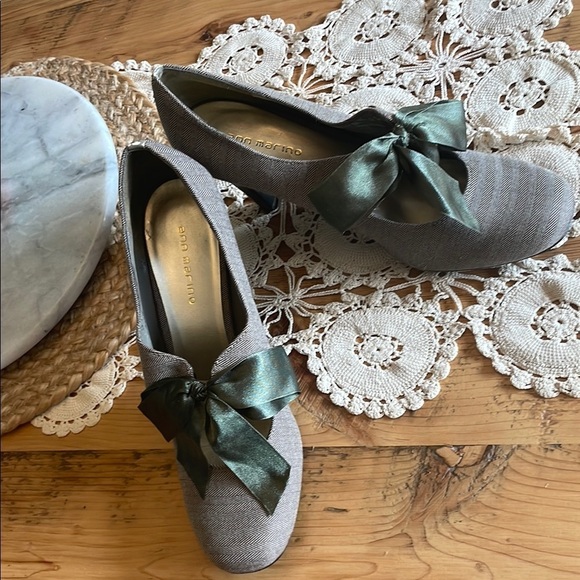Ann Marino Gray and taupe Heels with Elegant Bow - Picture 4 of 10